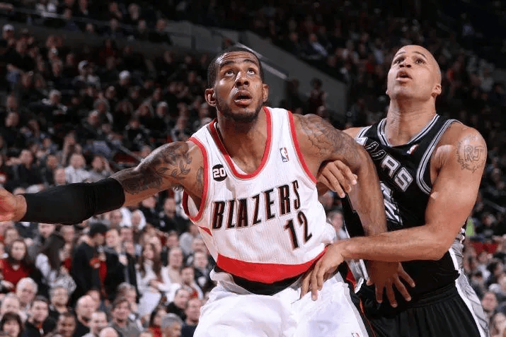 精彩对决!两队角逐激烈,最终分出胜负 精彩对决!两队角逐激烈,最终分出胜负