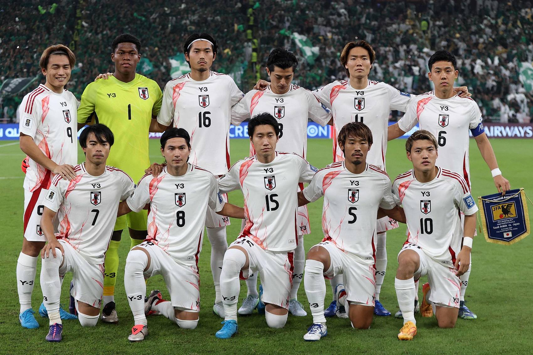 日本足球队在世界杯比赛中表现出色晋级