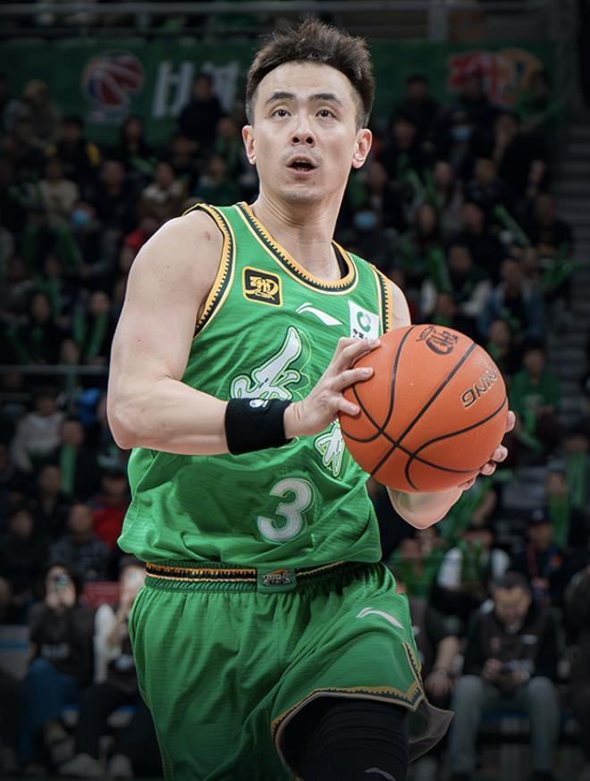 关于马刺力克猛龙，赵继伟刷新纪录的信息