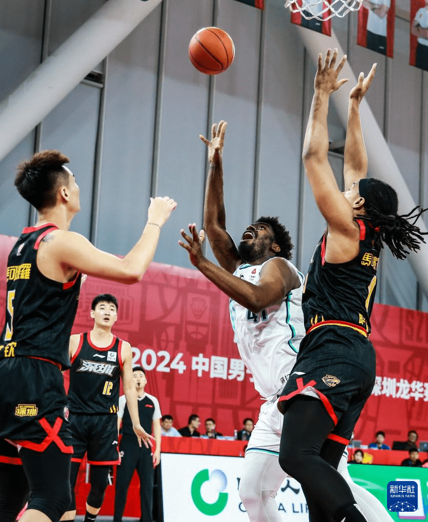 深圳队在激烈比赛中获胜，控制比赛