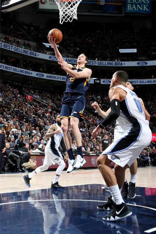 国王轻取四川队，武切维奇扛起全队