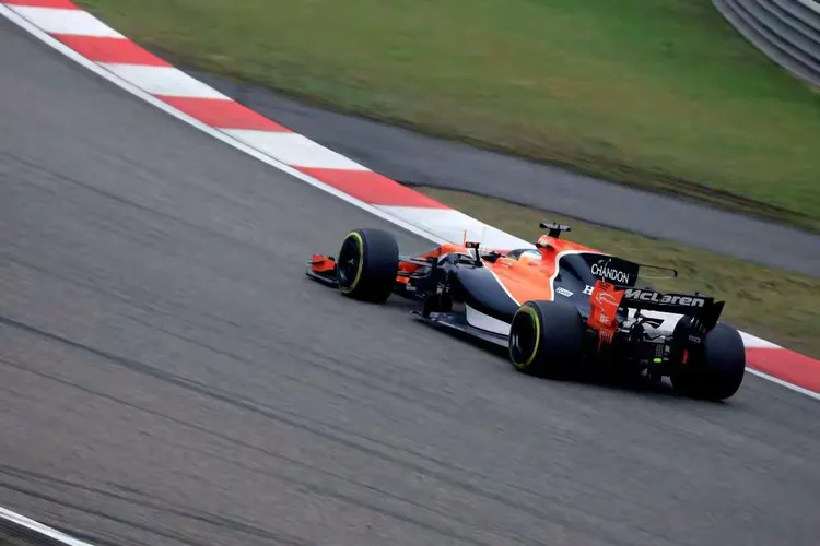 红牛二队险胜梅赛德斯，拉塞尔高光表现