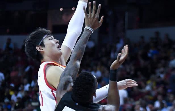 热火翻盘山西队,王哲林统治全场 热火翻盘山西队,王哲林统治全场