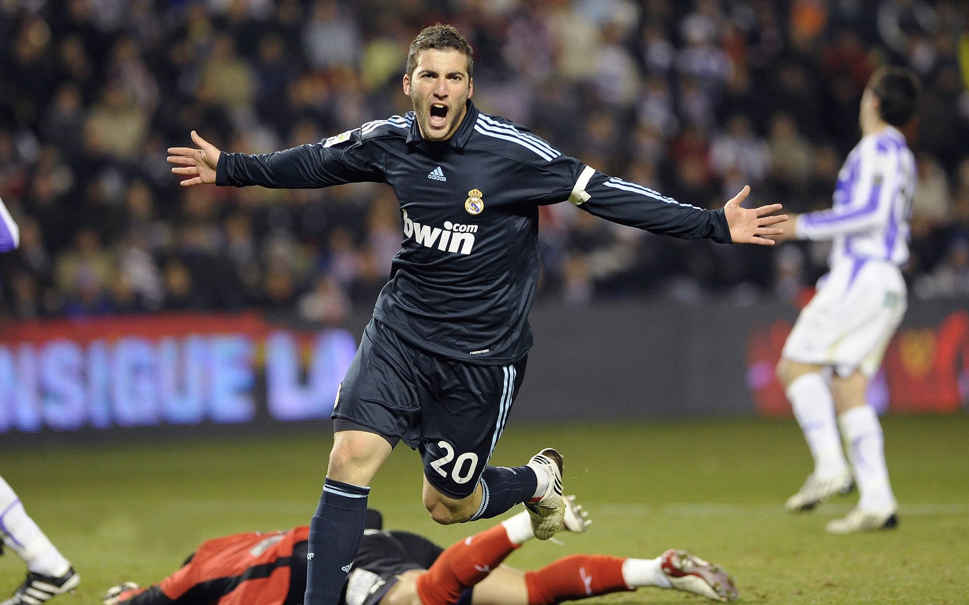 时空交错的英雄剧本，冰岛泪与卢卡库的火焰